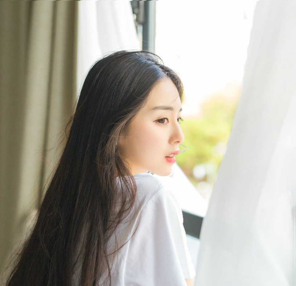我可以假装不知道一直微笑扮演你的配角。